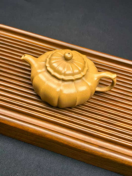 Lotus Teapot with Ribbed Texture