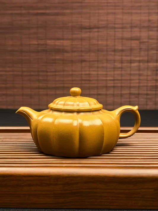 Lotus Teapot with Ribbed Texture